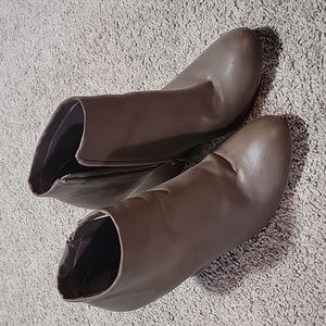 Forever 21 light brown zip bootie